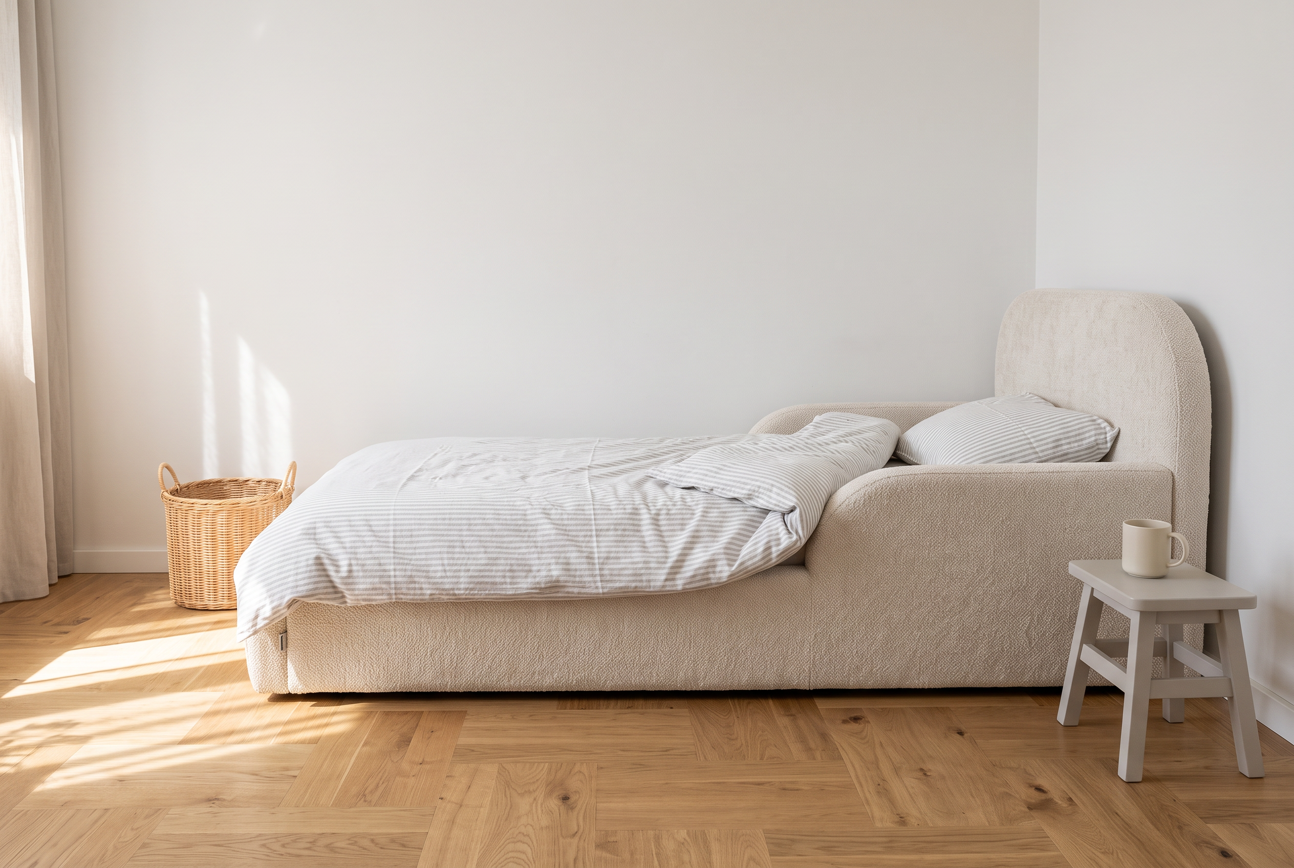Mila Cloud Kinderbett in Creme mit gestreifter Bettwäsche in einem hellen Zimmer mit Vormittagssonne