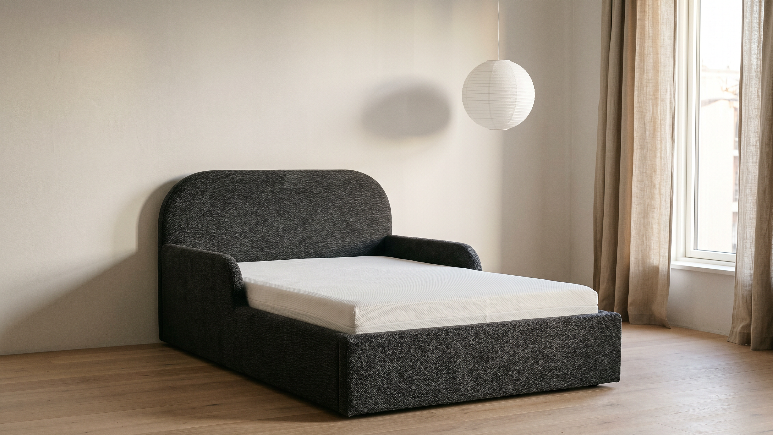 Mila Cloud Kinderbett in Anthrazit in einem minimalistischen Kinderzimmer