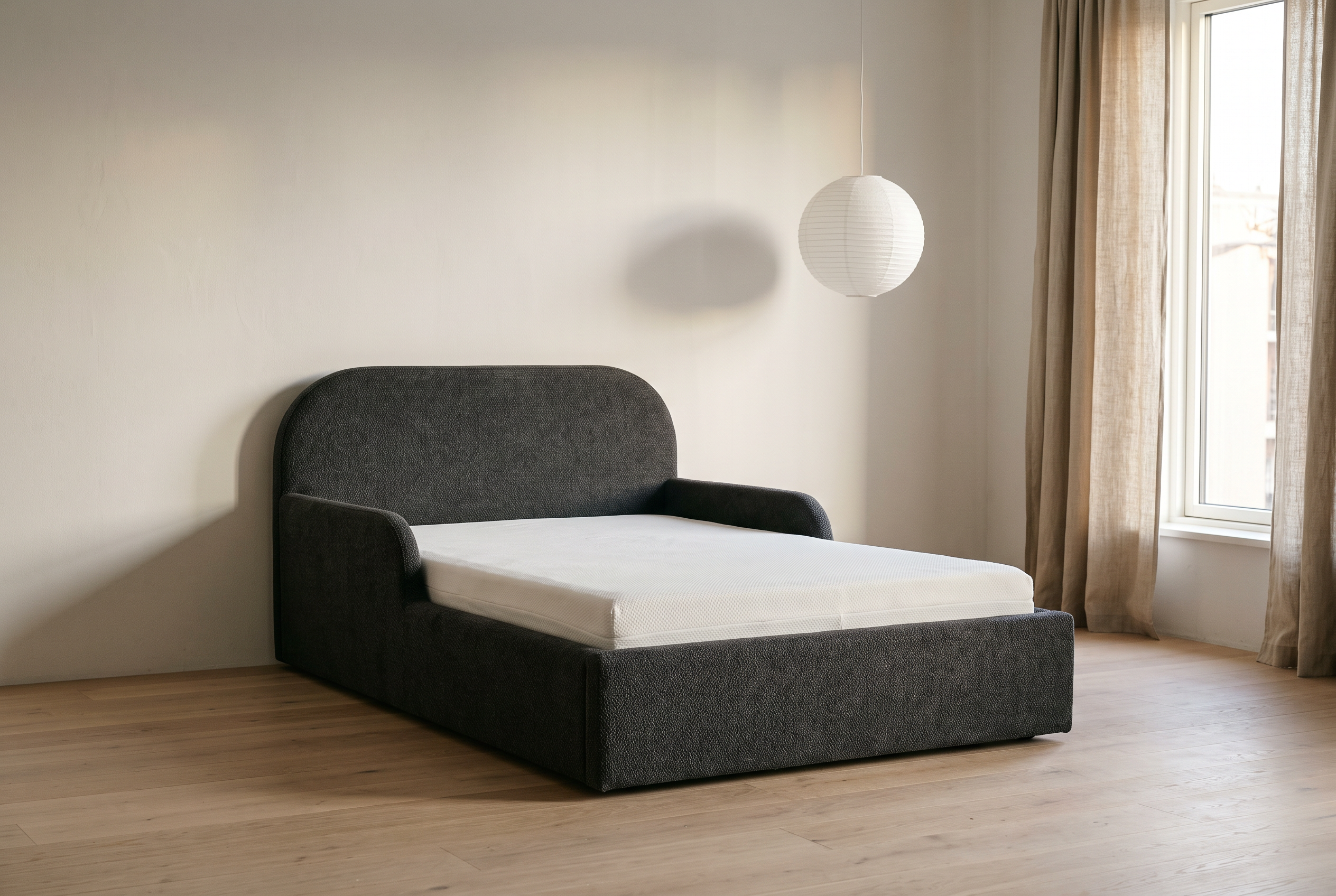 Mila Cloud Kinderbett in Anthrazit in einem minimalistischen Kinderzimmer
