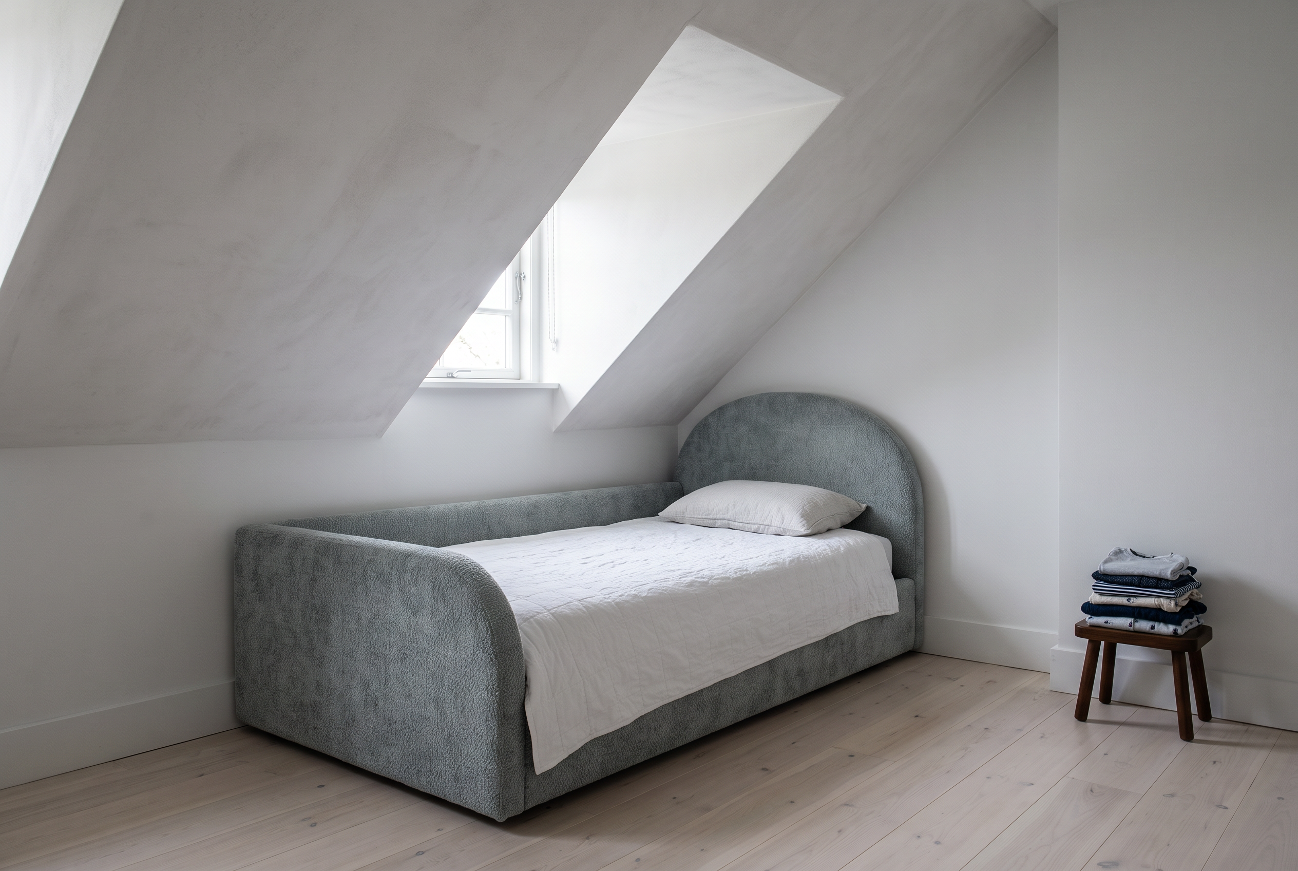 Mila Cloud Kinderbett in Nebelgrau unter einer Dachschräge mit Gaubenfenster