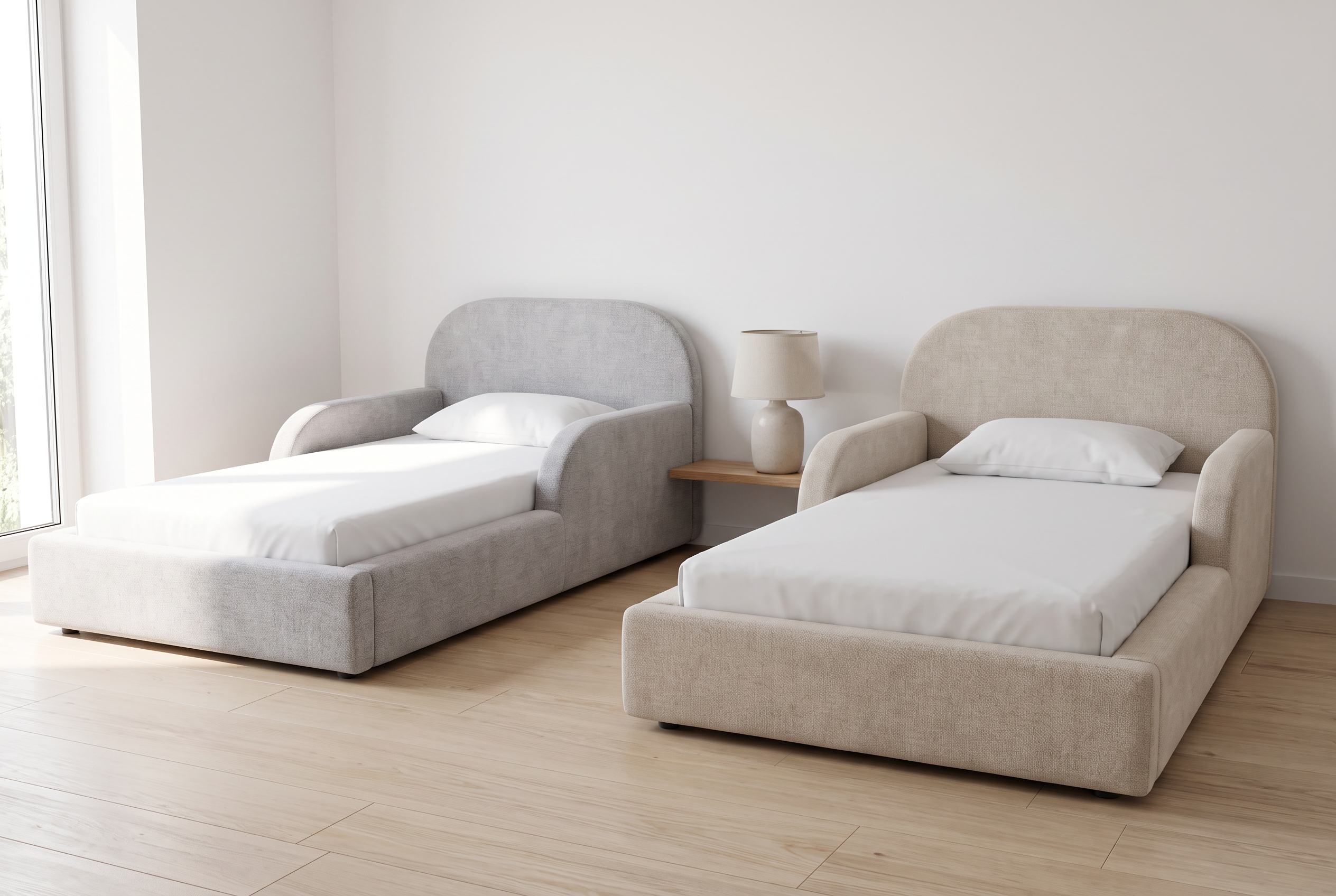 Zwei Mila Cloud Kinderbetten in Hellgrau und Sandbeige in einem Geschwisterzimmer