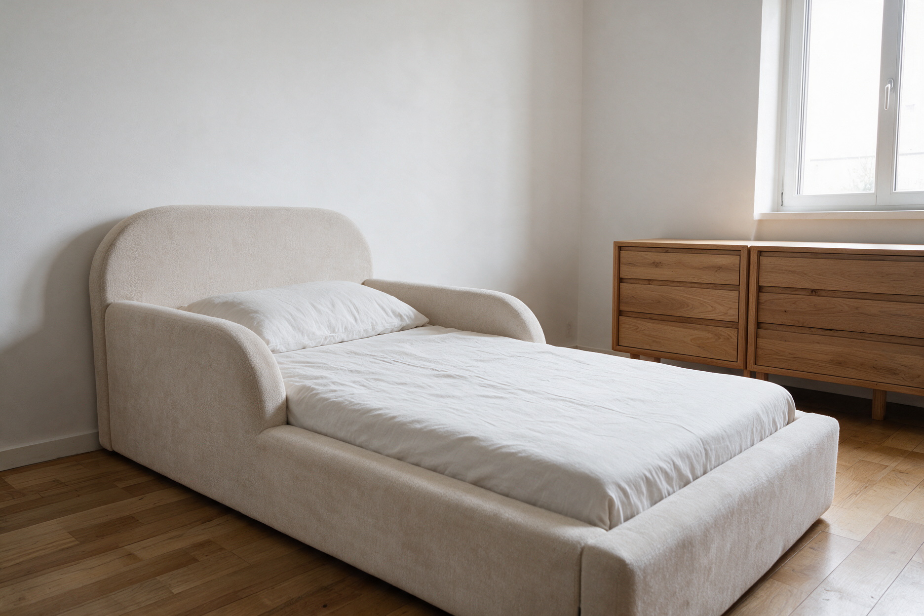 Kinderzimmer in einer Schweizer Wohnung mit gepolstertem Kinderbett