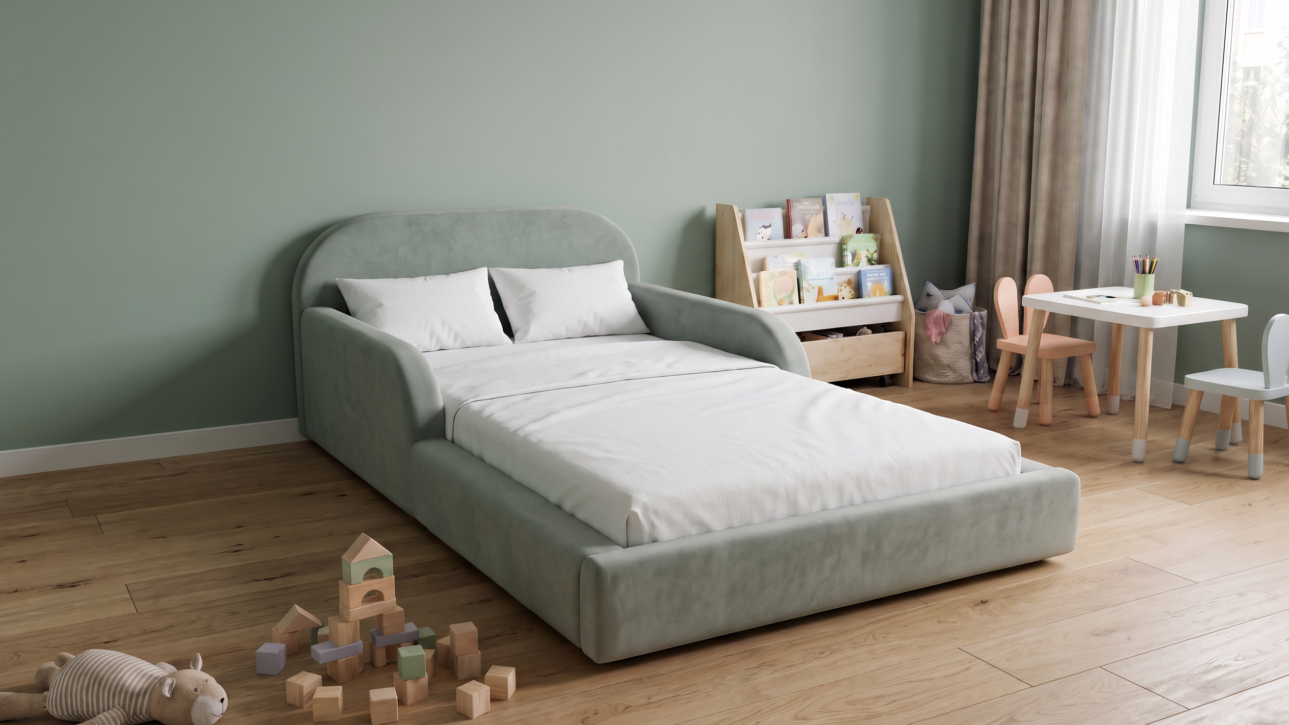 Kinderzimmer mit salbeigrüner Wand und gepolstertem Kinderbett
