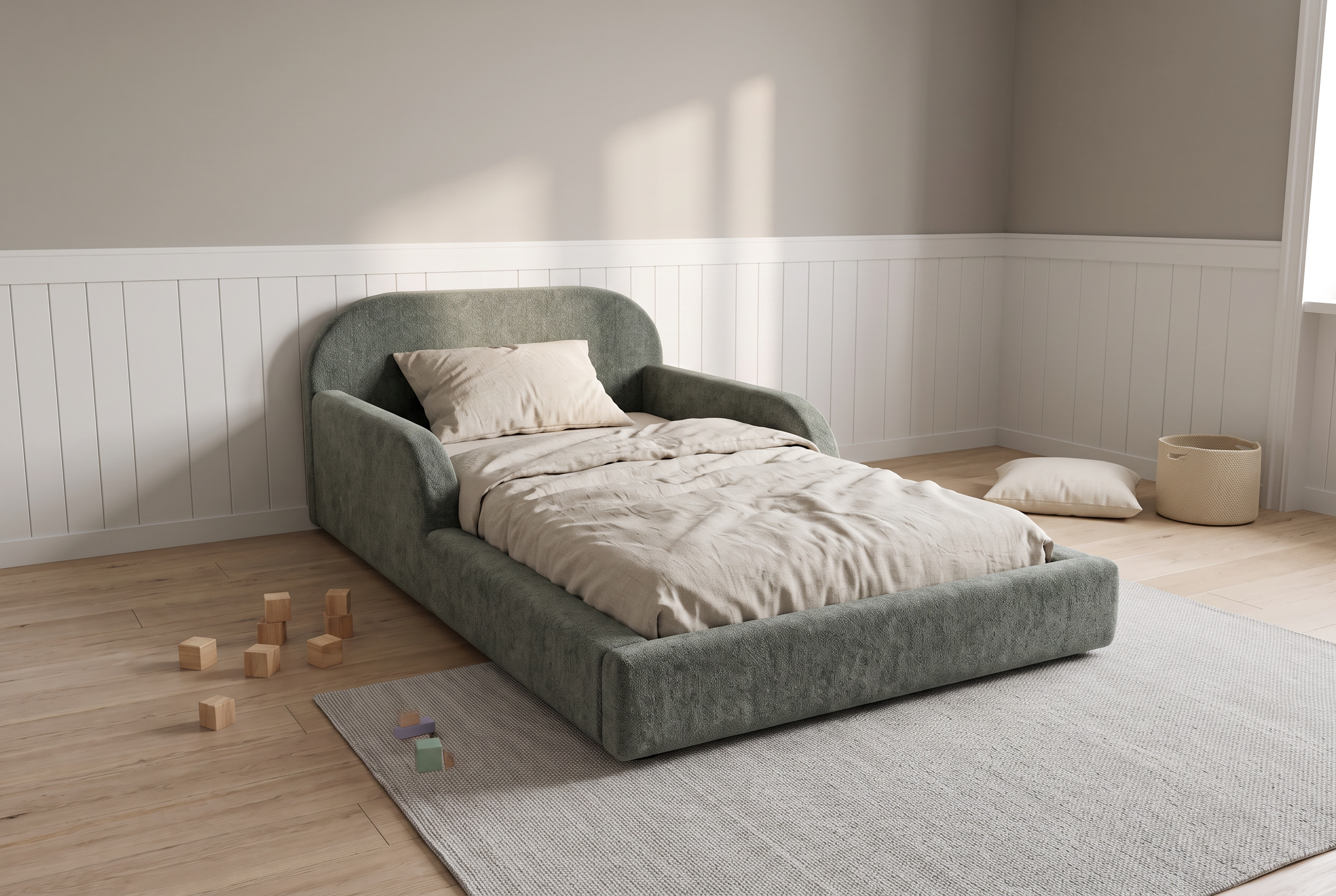 Mila Cloud Kinderbett in Salbeigrau mit Leinenbettwäsche in einem Kinderzimmer mit weisser Holztäfelung im Nachmittagslicht